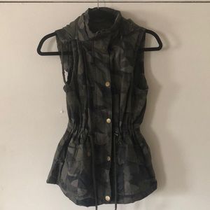 Camo vest with removable hood